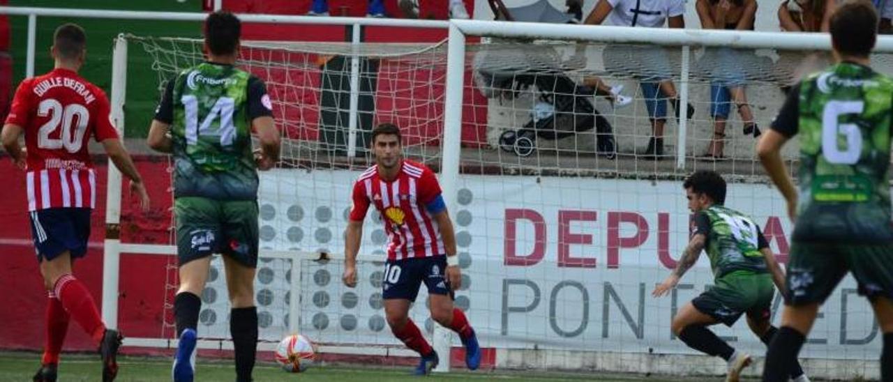 El capitán del Alondras, Mauro, controla un balón en el partido ante el Arnoia. |  // GONZALO NÚÑEZ