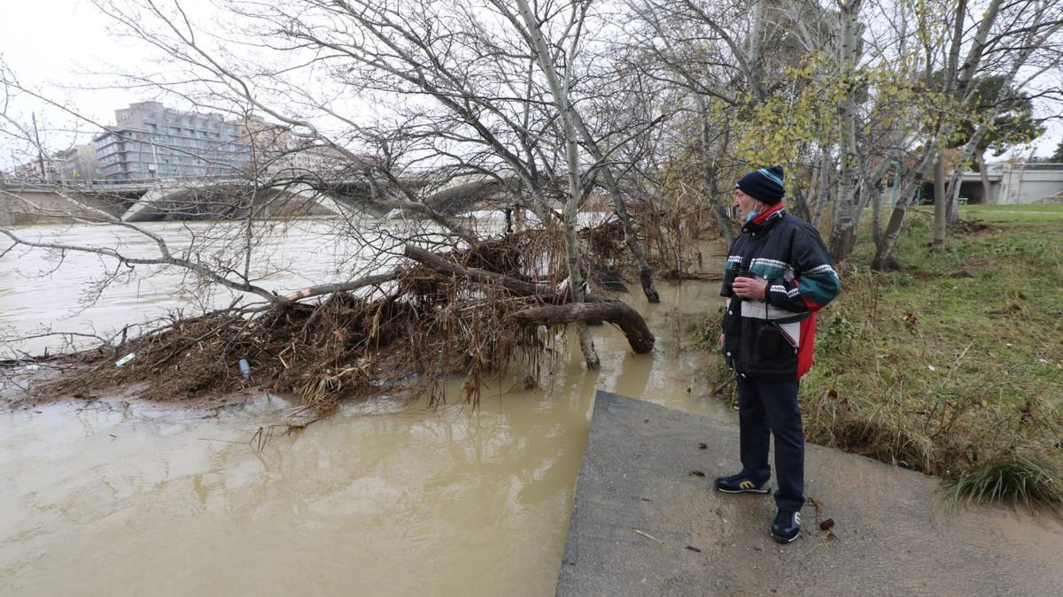 Zaragoza empieza a limpiar los efectos de la crecida