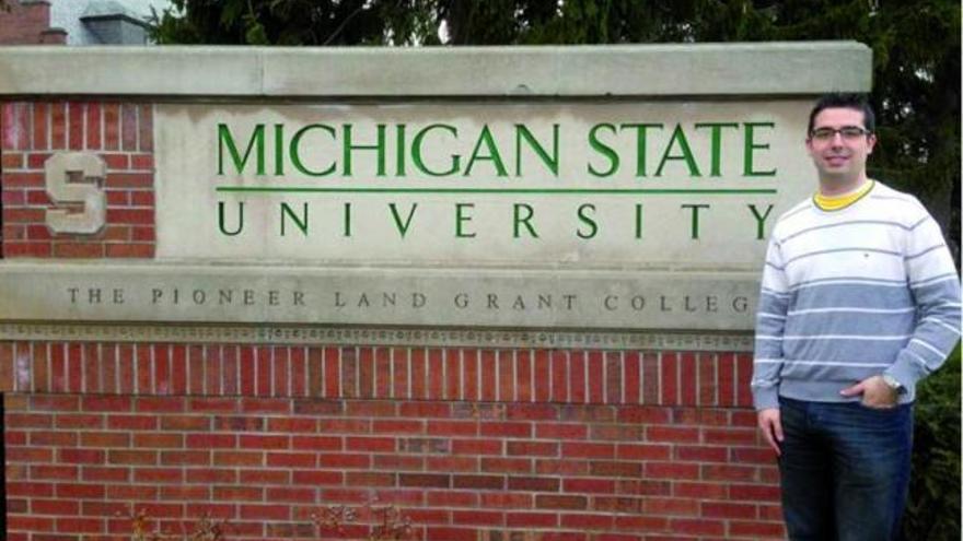 El investigador Saúl Beceiro posa en la entrada de la Universidad del Estado de Michigan.