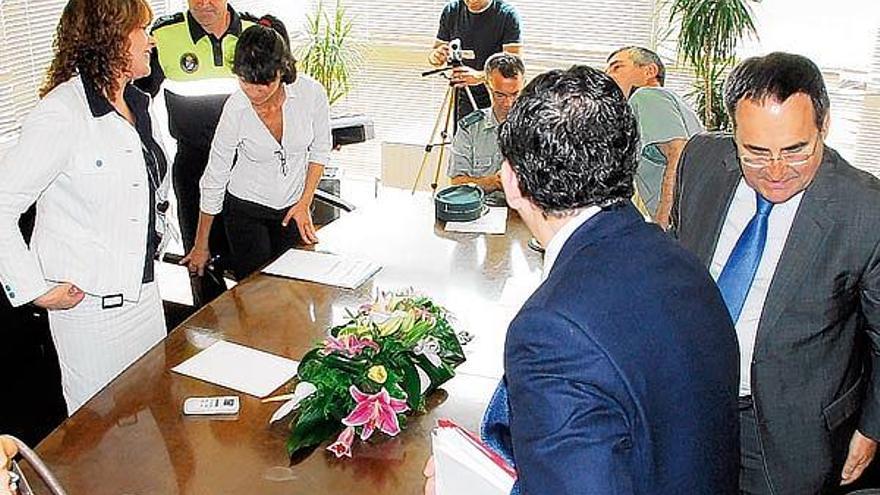 Representantes políticos y policiales abandonan la mesa en la reunión de la Xunta Local de Seguridade.