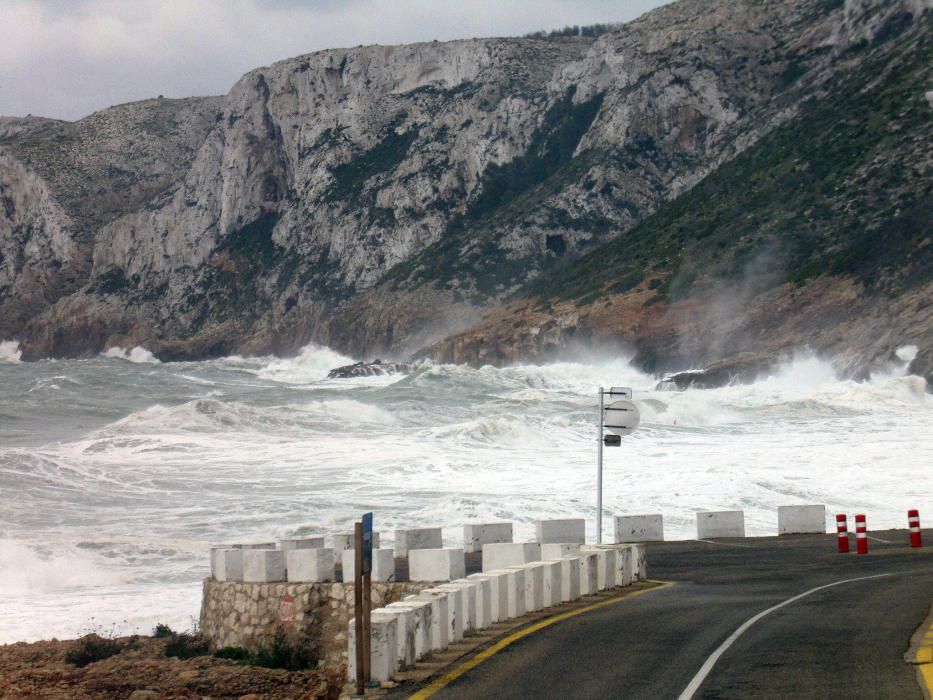 Grandes olas en les rotes de Dénia