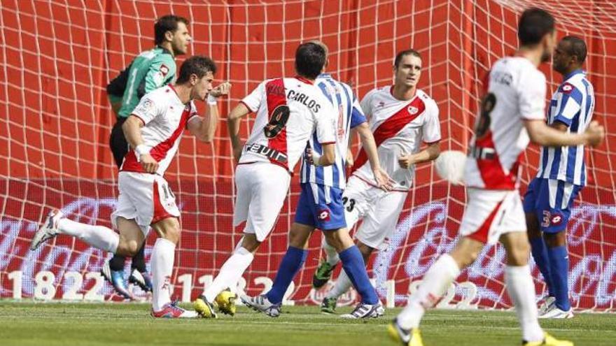 Los jugadores del Rayo celebran su primer tanto de ayer ante Aranzubia, Álex y Evaldo. / e. de la fuente / lof