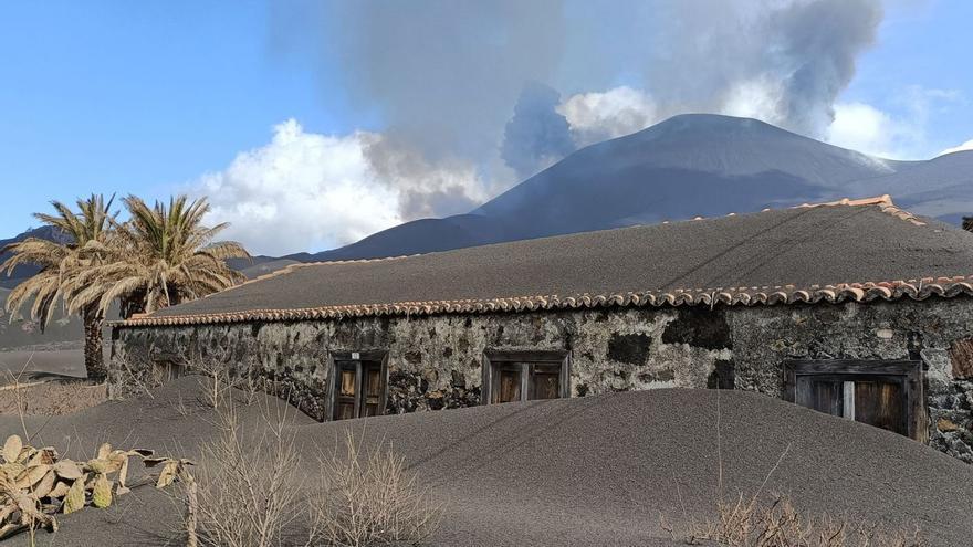 El volcán de La Palma sepulta los recuerdos y reliquias de multitud de familias