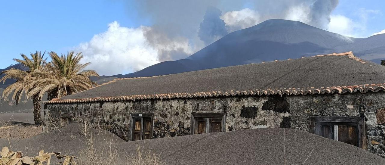 La colada del volcán de La Palma fluye por una carretera