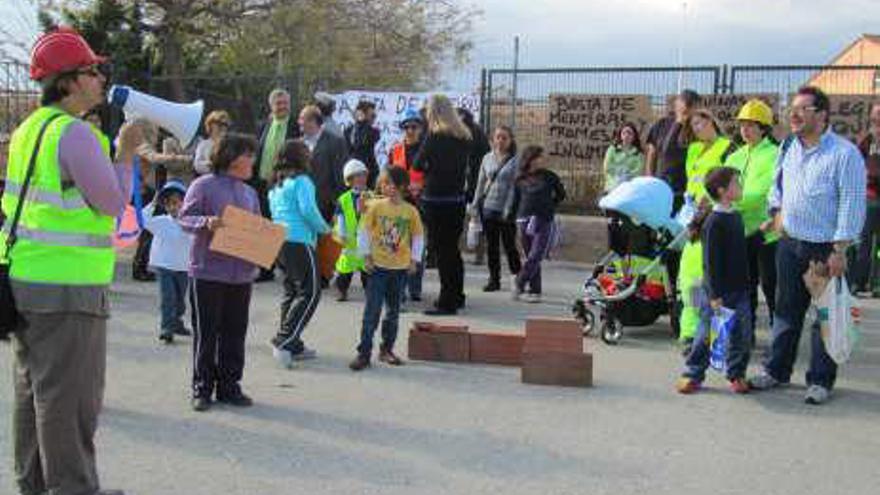 La Federación de Padres se suma a las quejas por el retraso de obras en el colegio Acequión