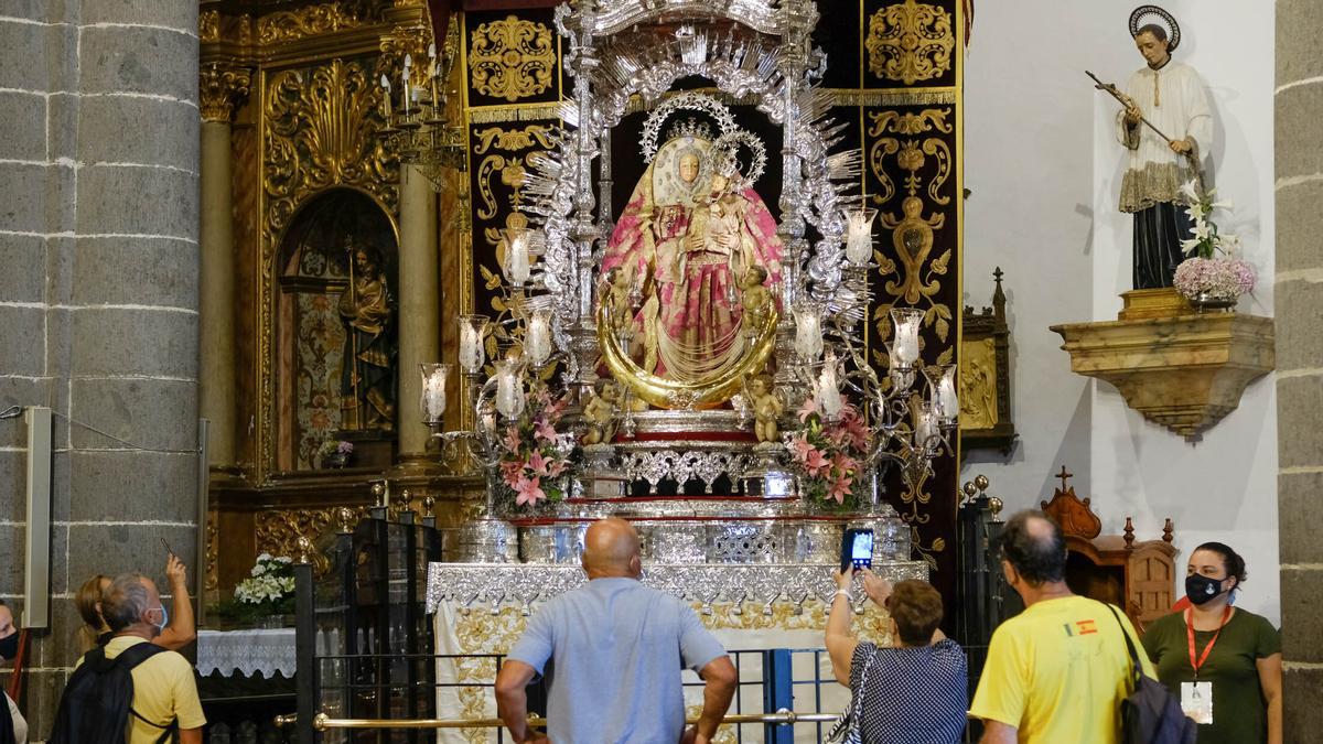 Devotos visitan a la Virgen del Pino en su basílica.