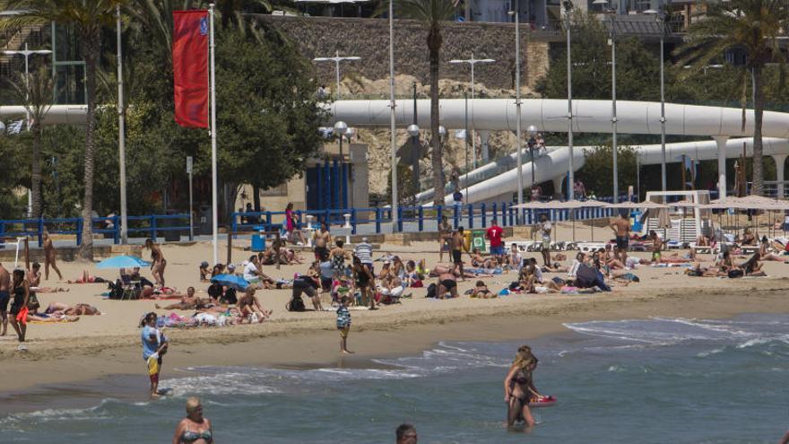 Bandera roja en el Postiguet por la amenaza de la carabela portuguesa