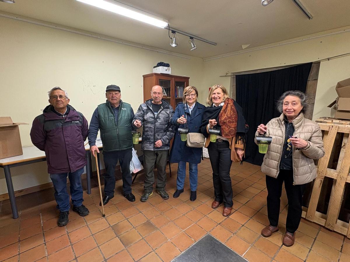 Por la izquierda, Félix Monteserín, Marcelino Antón, Fernando Rodríguez, Argentina Antón, Carmen García y Rosa María Pérez, en la recogida de las trampas.