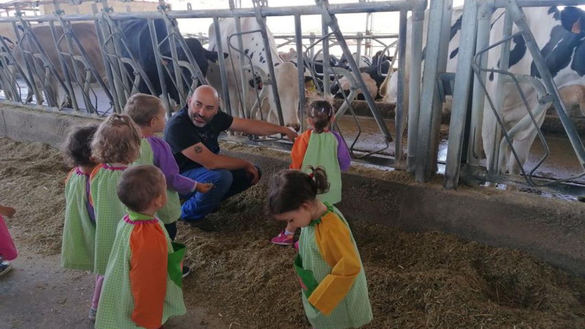 Jorge Hernández muestra las vacas a los pequeños