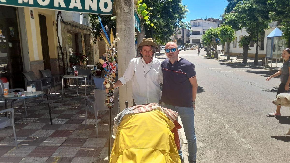 El alcalde de Cañamero junto al peregrino más famoso de España.