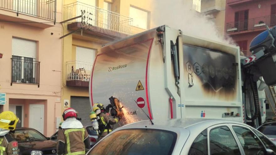 S&#039;incendia un camió d&#039;escombraries a Blanes