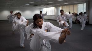 Entrenamiento de las mujeres de la nueva unidad de policía contra los violadores.