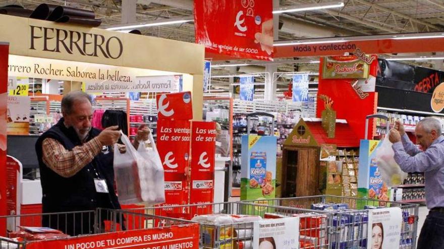 Gran Recogida de Alimentos del año 2014 en un supermercado de la capital.