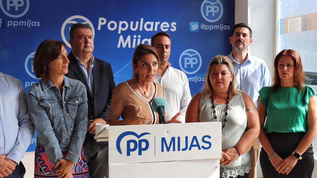 La futurible alcaldesa del PP en Mijas, Ana Carmen Mata, interviene rodeada por otros concejales de su partido.