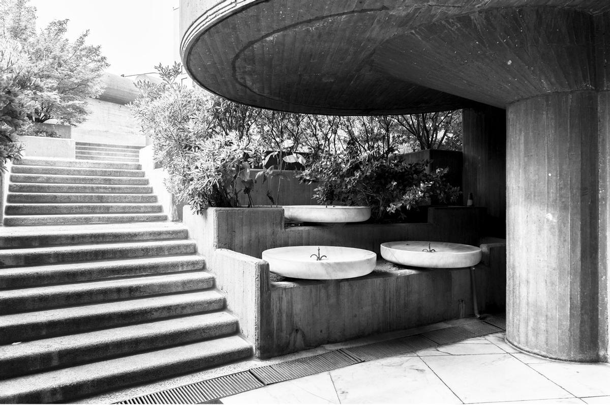 Los interiores de los edificios brutalistas resultan luminosos y diáfanos.