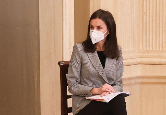 La reina Letizia recupera su estilo 'working' con una americana gris de las rebajas de CH Carolina Herrera