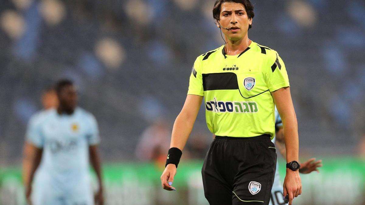 Primera árbitro de fútbol transgénero israelí Sapir Berman.
