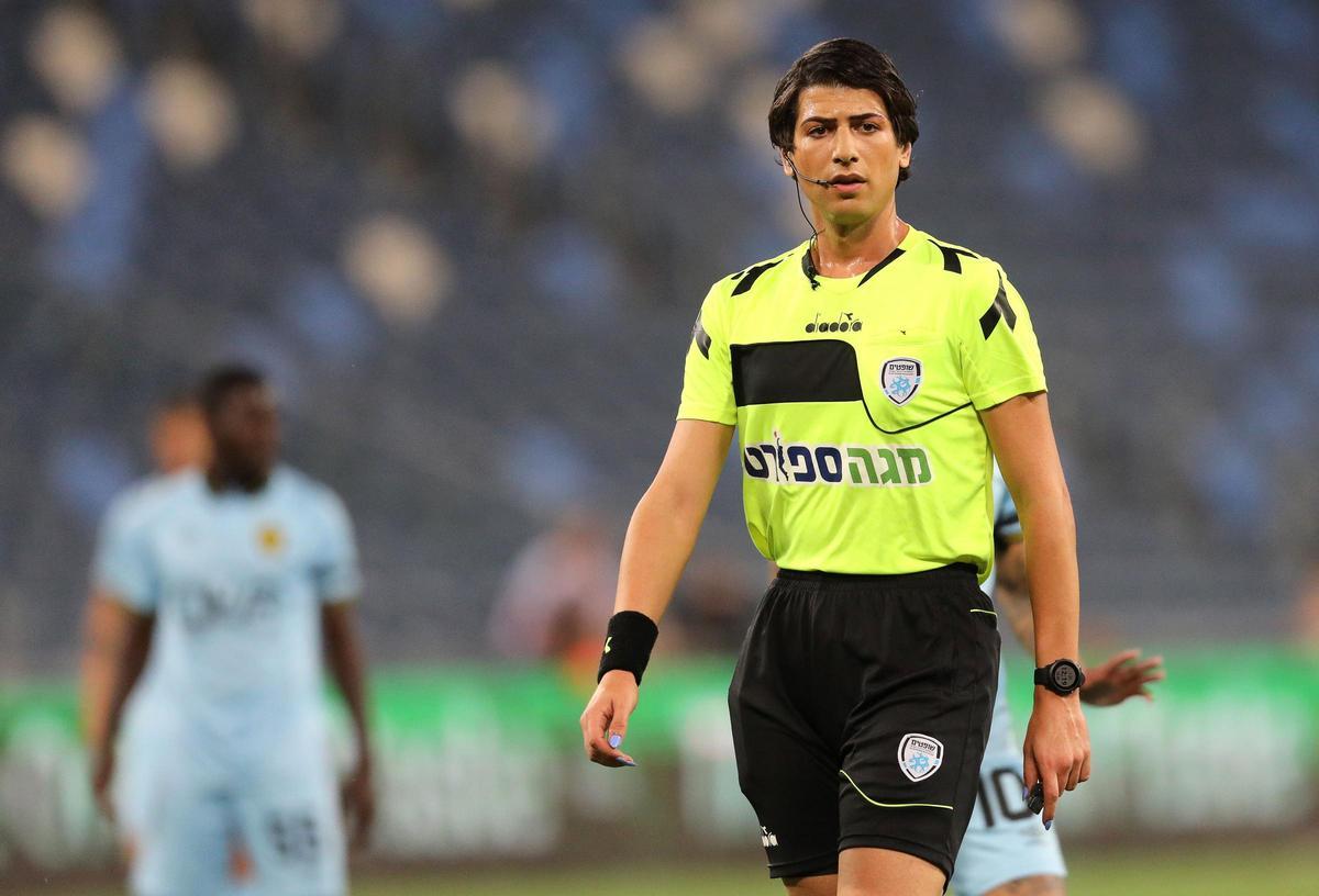 Primera árbitro de fútbol transgénero israelí Sapir Berman.