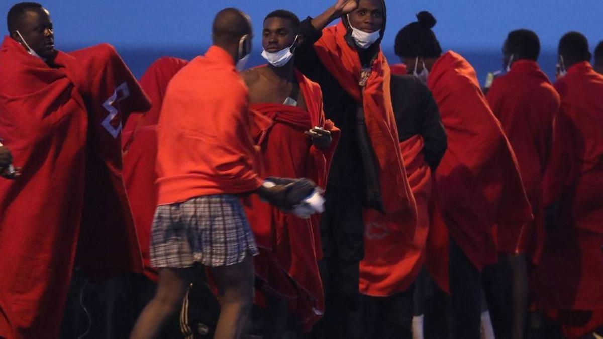 Un grupo de migrantes rescatado por Salvamento Marítimo cerca de las costas de Lanzarote.