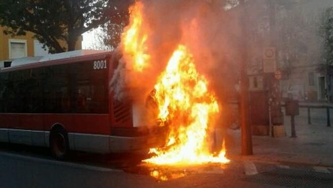 Un autobús de la EMT se incendia en Valencia