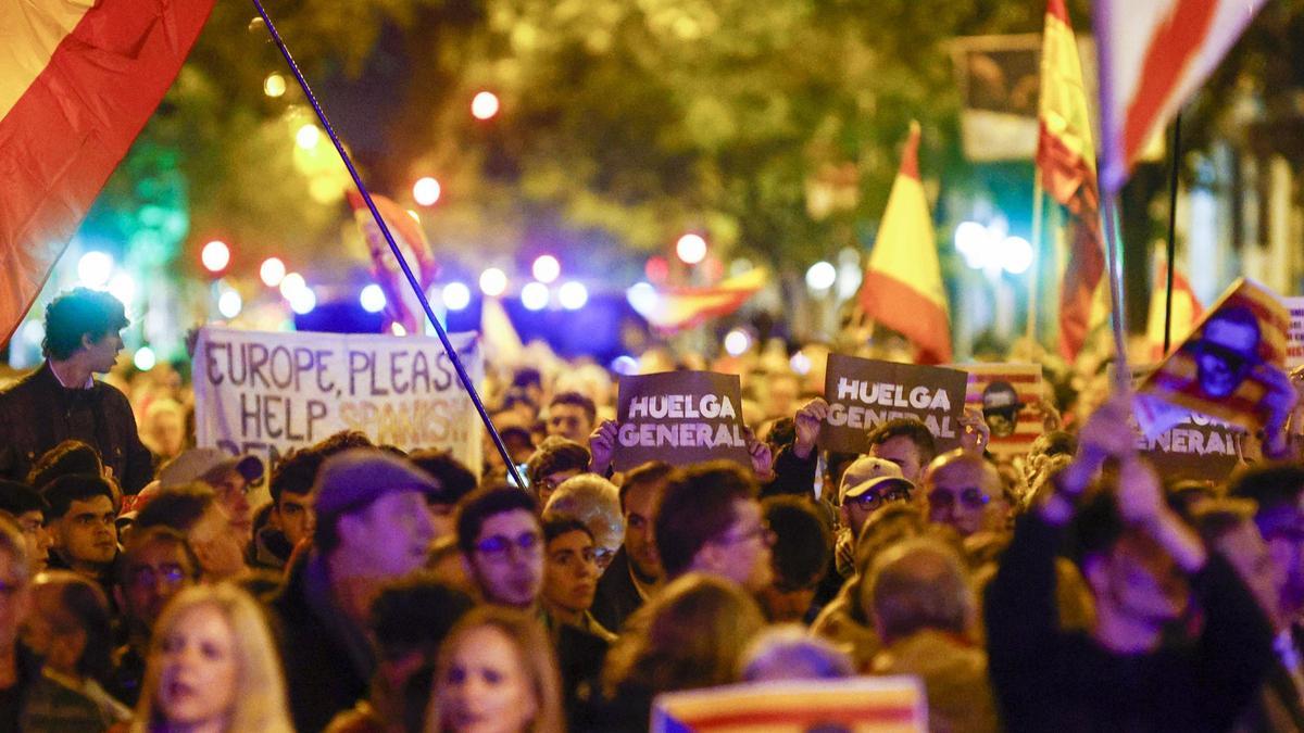 Un momento de las protestas en la calle de Ferraz (Madrid).