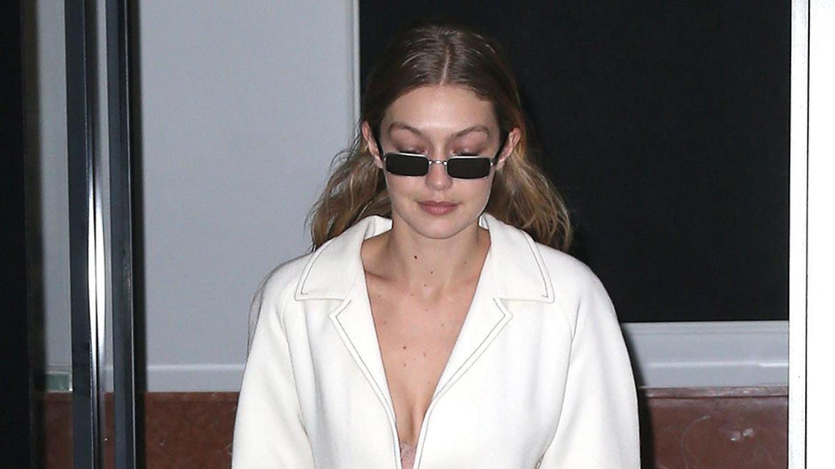 Gigi Hadid con mono blanco