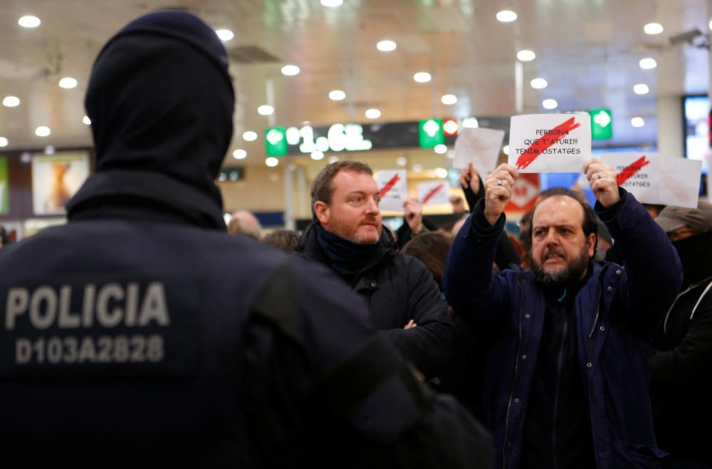 Protesta de los CDR en la estación de Sants