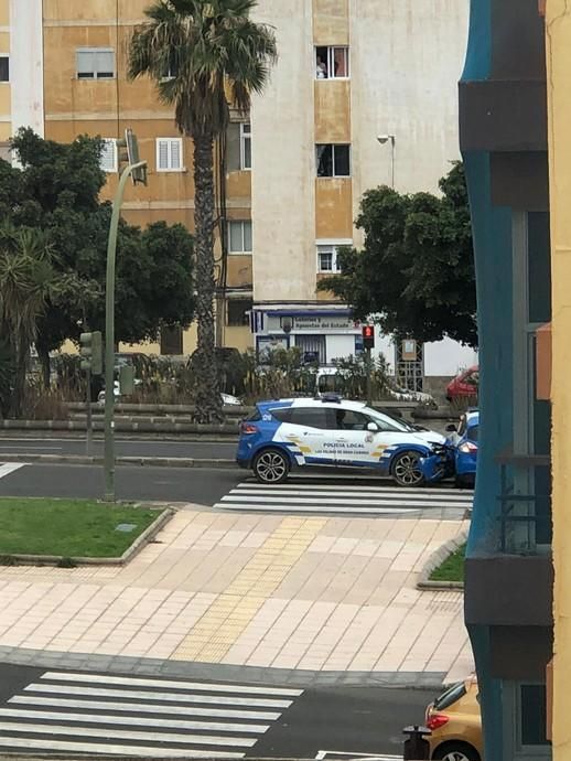 Dos coches de la Policía Local colisionan al tratar de parar un taxi 'pirata'