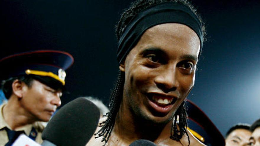 Ronaldinho podría ser sancionado por sus salidas nocturnas.