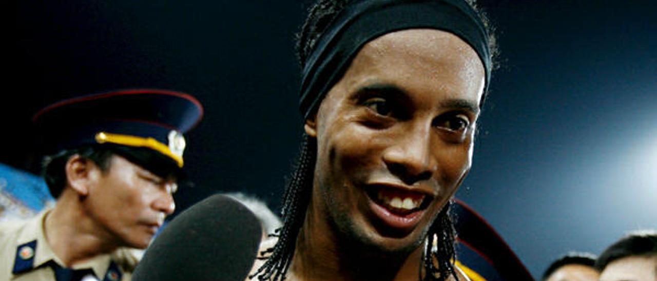 Ronaldinho podría ser sancionado por sus salidas nocturnas.