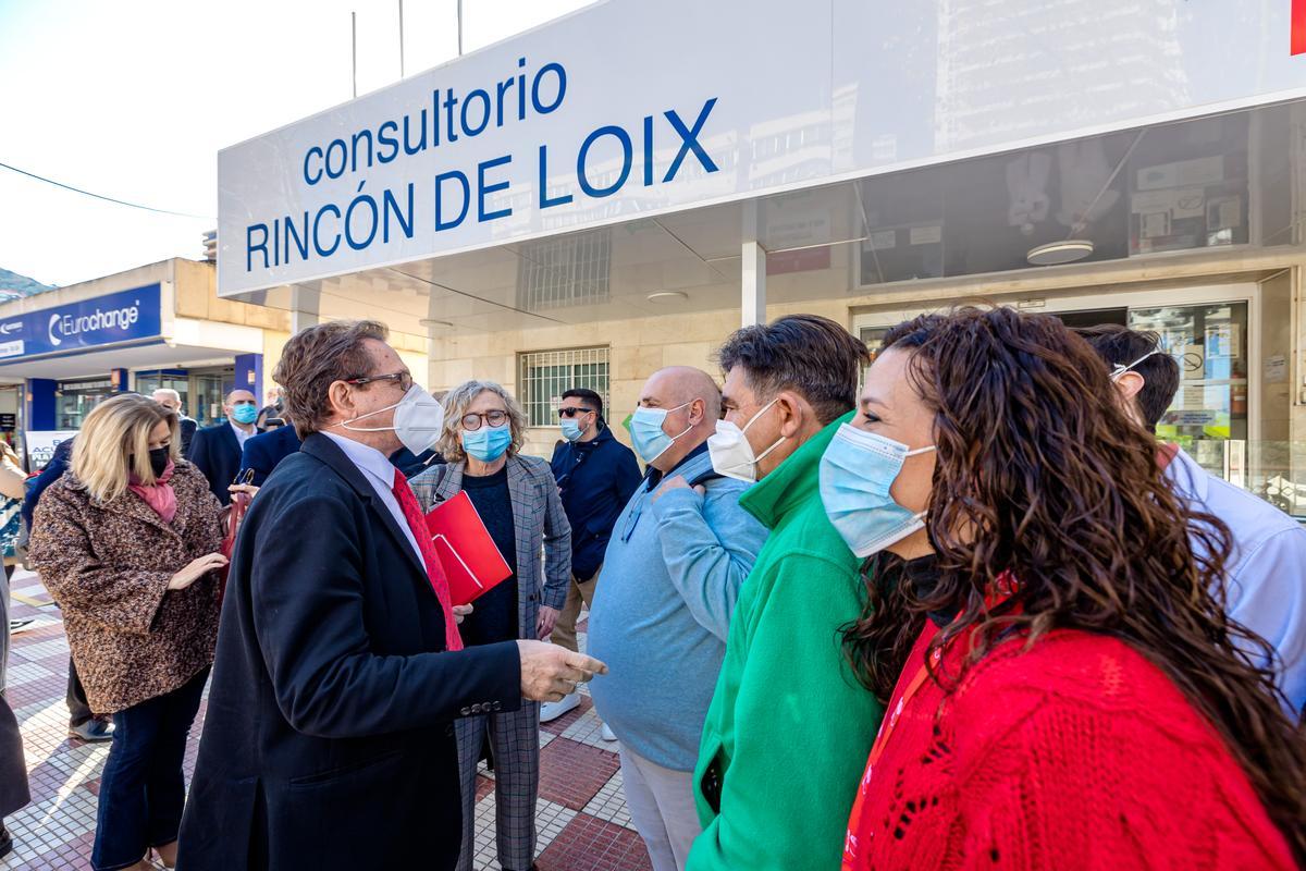 Representantes sindicales del Hospital Comarcal exponen al conseller los problemas del centro, durante una visita al centro de salud del Rincón de Loix de Benidorm de hace dos semanas.