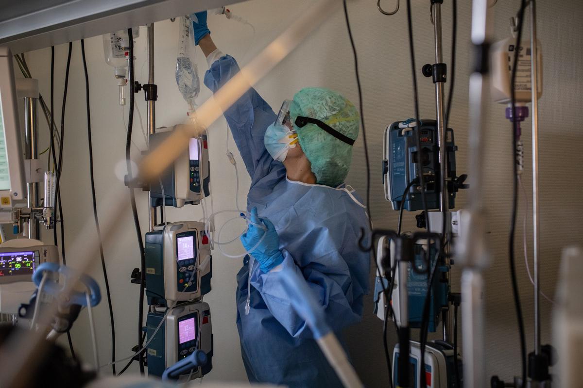Una sanitaria en la UCI de Zamora