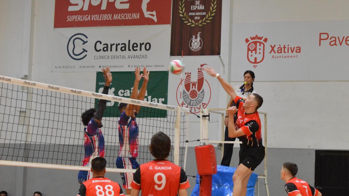 Ataque del Xativa Voleibol en un partido.