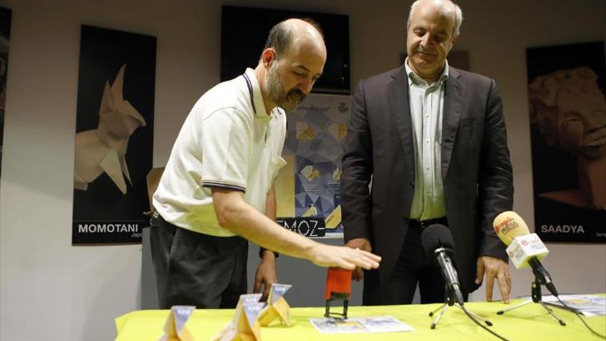 Correos presenta el primer sello-pajarita del mundo