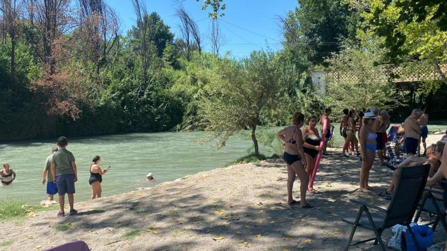 Los bañistas se alivian del calor con un refrescante baño en una de las playas fluviales del municipio de Calasparra, la del santuario de la Virgen de la Esperanza. | ENRIQUE SOLER