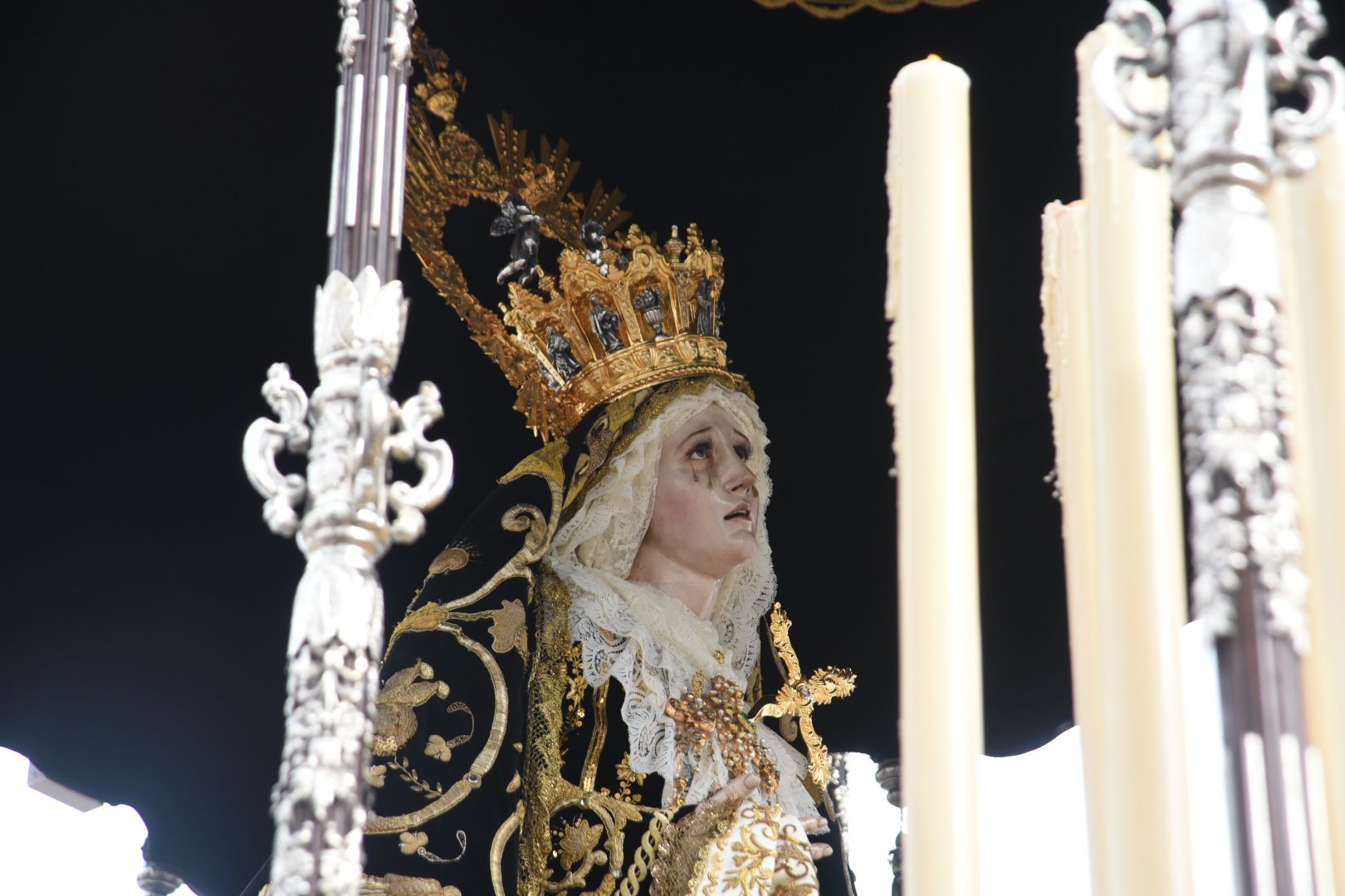 El Nazareno recoore las calles de su barrrio camino de la carrera oficial