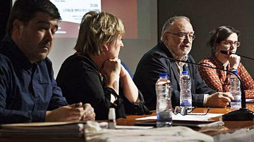 Francisco y Pilar Burillo, a la derecha de la imagen, ayer en La Alhóndiga.