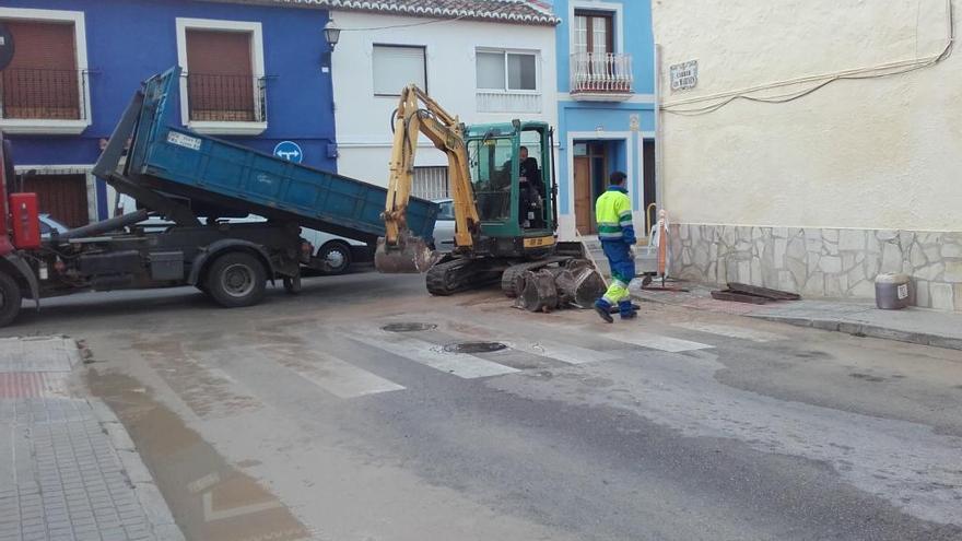 La red de agua de Dénia sufre su enésimo reventón