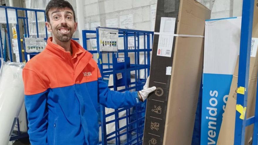 “No se quita el uniforme ni para ir de cena”, dicen sus compañeros. Los compañeros de trabajo de Seur Ourense reconocían ayer que hay más trabajadores con contratos como el de Rafa –en la foto en su empresa– pero “él está especialmente orgulloso de lo que hace. Es uno más de la plantilla, viene con nosotros a actividades que hacemos, y de hecho cuando salimos, nos se quita el uniforme ni para ir de cena. Le encanta llevarlo” explican. Una muestra de la importancia y satisfacción personal y social que, como dice Down Galicia, tiene para ellos y ella este acceso inclusivo al mercado laboral. | FDV