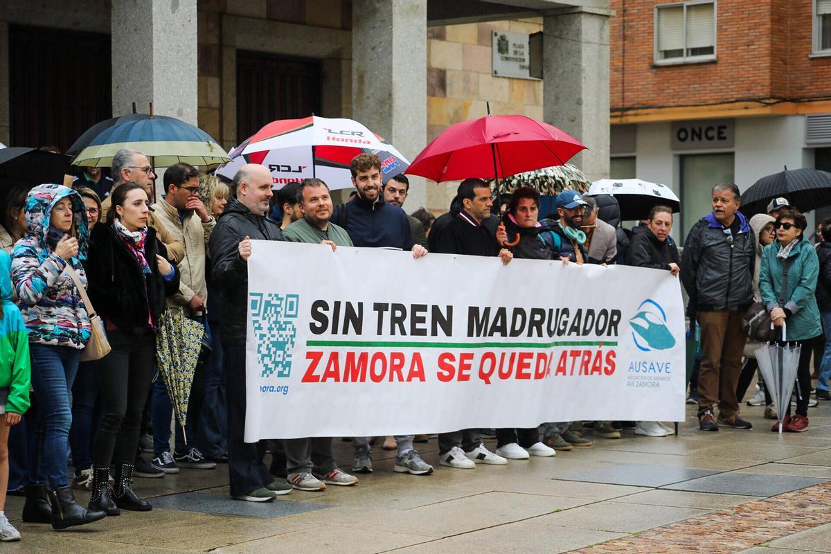 Concentración de los usuarios del AVE por la supresión de una frecuencia del tren Madrid-Galicia. que ya no parará en Zamora