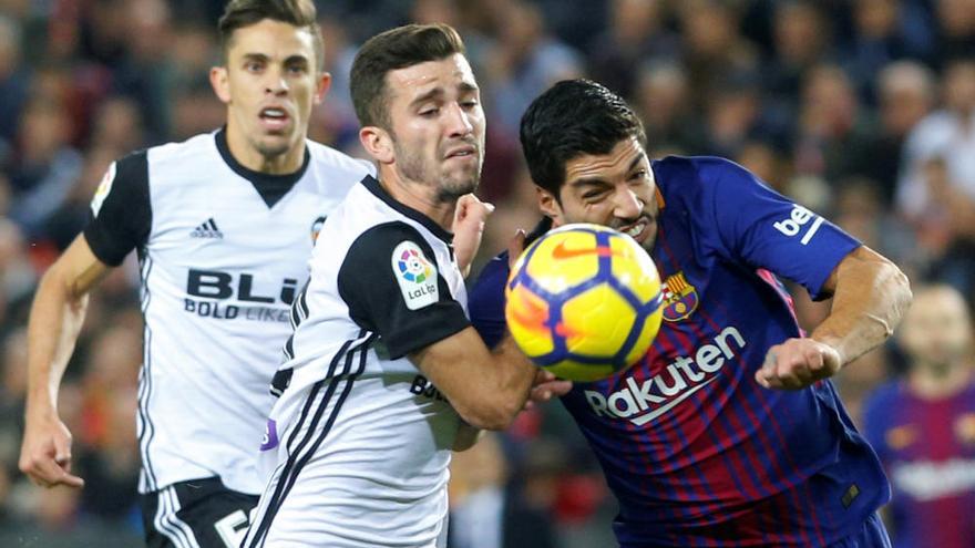 El Barcelona tira de orgullo y salva un punto en Mestalla