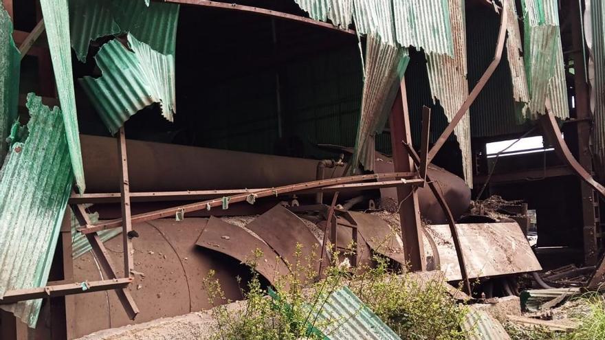 La explosión de una tubería de vapor derrumba la fachada de una fábrica en Tui