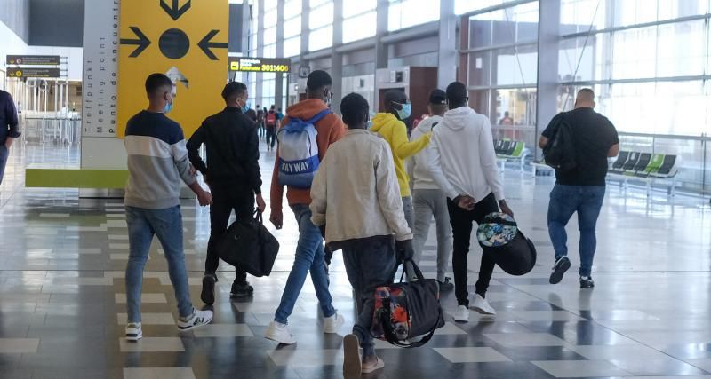 Menores migrantes son trasladados a un centro de Cataluña