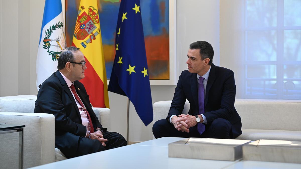 El presidente del Gobierno, Pedro Sánchez, y el presidente de Guatemala, Alejandro Giammattei.