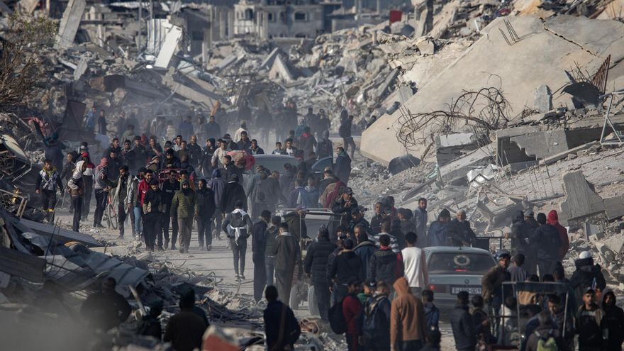 Miles de gazatíes emprenden el retorno a sus hogares devastados tras 15 meses de guerra: &quot;Solo hay escombros por todas partes&quot;