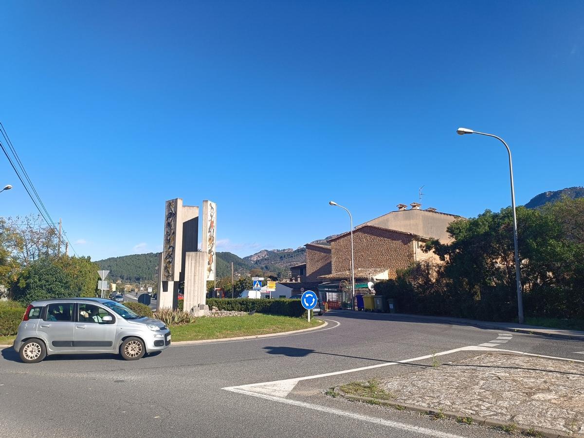 Imagen de la rotonda que tiene el alumbrado averiado desde hace 18 meses.