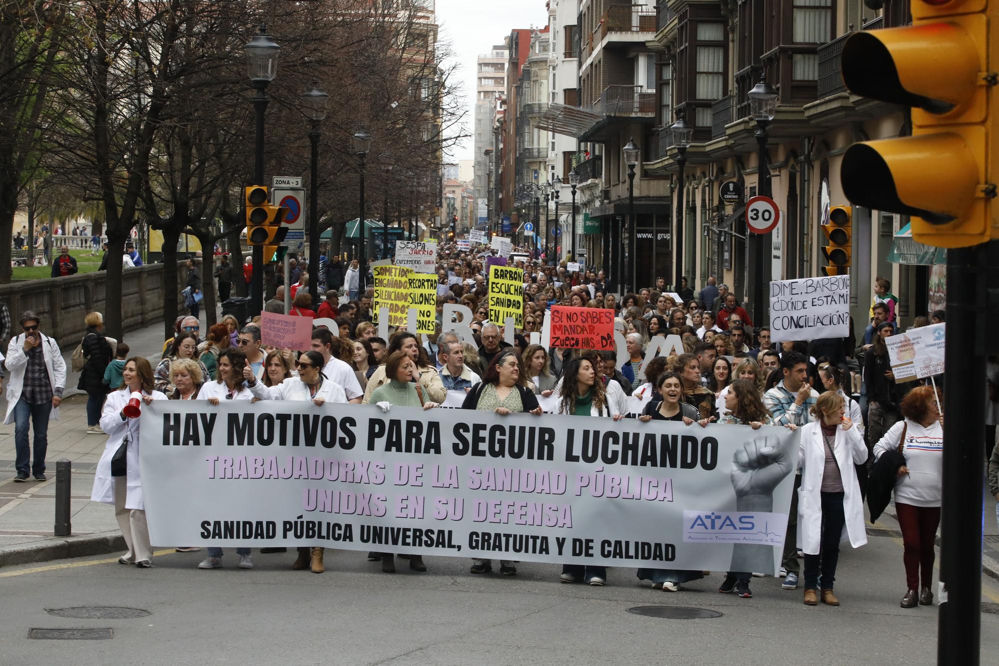 En imágenes: Los sanitarios se manifiestan en Gijón al grito de "no queremos más dinero, queremos mejores condiciones laborales"