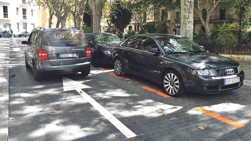 Los coches aparcados siguen al revés del sentido de circulación.