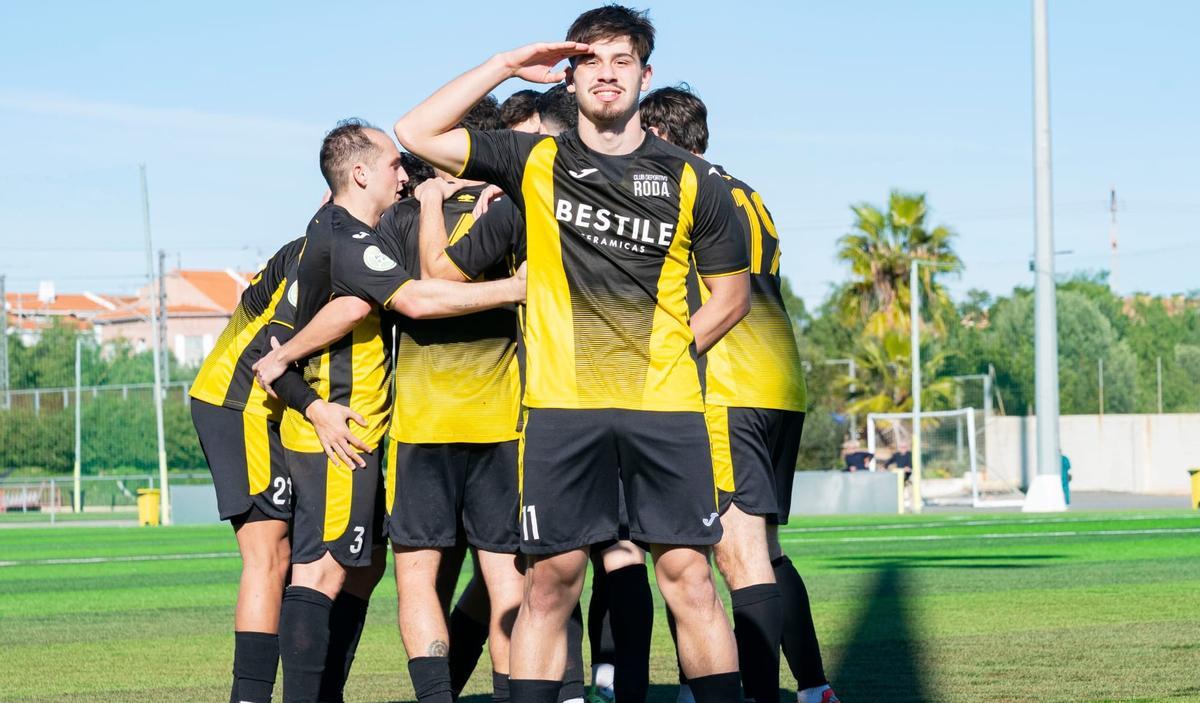 Joel Rodríguez celebra su gol ante el Crevillente en la Ciudad Deportiva Pamesa.