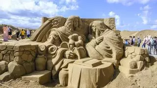 El belén de arena de Las Canteras resiste a la borrasca Emilia en su 20 aniversario